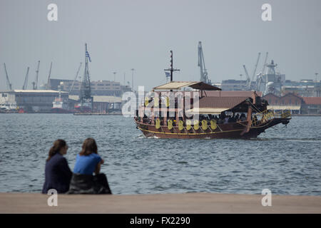 Legno galeone vintage 'Argo crociera' bar caffe, barca a vela con i passeggeri in sul Golfo Termaico. Porto di Salonicco in background Foto Stock