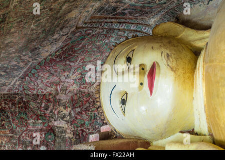 Buddha reclinato in Pho Win Taung Grotte Monywa, Mandalay Foto Stock