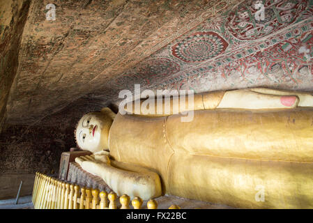 Buddha reclinato in Pho Win Taung Grotte Monywa, Mandalay Foto Stock