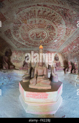 Statue di Buddha in Pho Win Taung Grotte Monywa, Mandalay Foto Stock