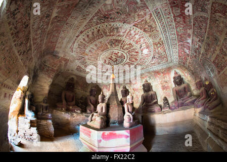 Statue di Buddha in Pho Win Taung Grotte Monywa, Mandalay Foto Stock