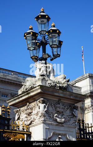 Buckingham Palace è la residenza londinese e principale della postazione di lavoro del monarca regnante del Regno Unito. Fronte orientale dettaglio Foto Stock