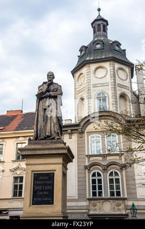 Josef Smetana statua ed ex Collegio dei premonstrati a Pilsen, Repubblica Ceca. Lo studio e la biblioteca della Regione di Pilsen oggi Foto Stock