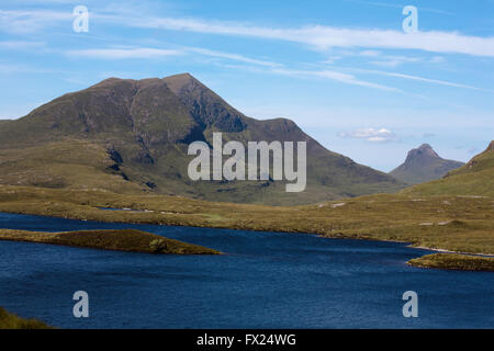 Cul Beag Stac Pollaidh in background Lochan un Ais dal primo piano Knockan Crag Assynt Scozia Scotland Foto Stock