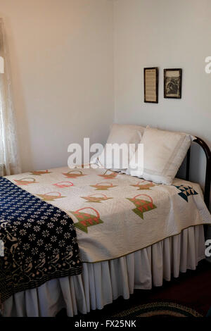 Letto su cui Richard Nixon era nata dentro la sua infanzia a casa nella città natale di Nixon e museo, Yorba Linda, California Foto Stock