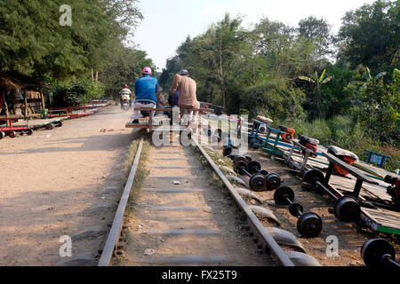 Treno di bambù vicino a Battambang, Cambogia con parti di ricambio accanto ai brani Foto Stock