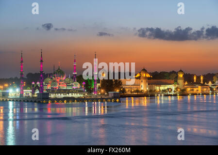 Vista serale della moschea di cristallo a Kuala Terengganu, Malaysia Foto Stock