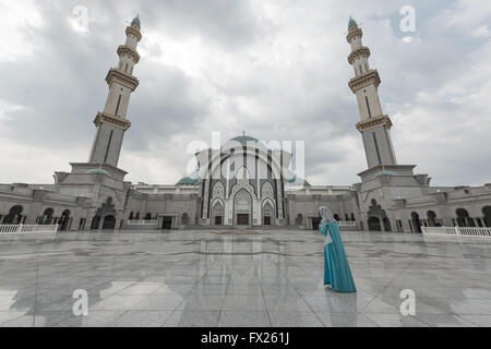 Giovane donna musulmana in preghiera nella moschea Foto Stock