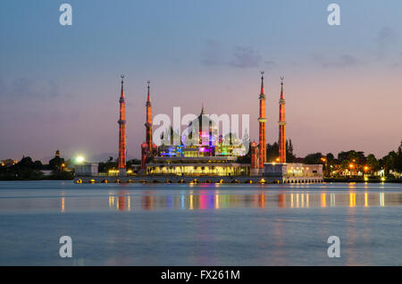 Vista serale della moschea di cristallo a Kuala Terengganu, Malaysia Foto Stock