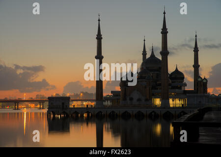 Vista la mattina della moschea di cristallo a Kuala Terengganu, Malaysia Foto Stock