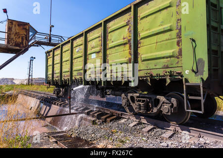 Lavaggio con acqua della vecchia ferrovia merci automobili Foto Stock