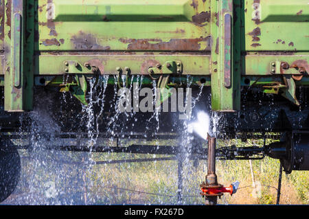 Lavaggio con acqua della vecchia ferrovia merci automobili Foto Stock