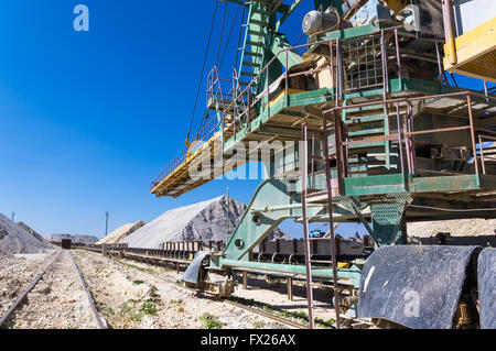 Produzione di magazzino nella cava di argilla blu, enormi macchine per impilare Foto Stock