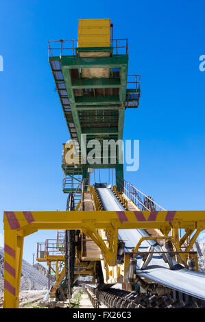 Produzione di magazzino nella cava di argilla blu, enormi macchine per impilare Foto Stock