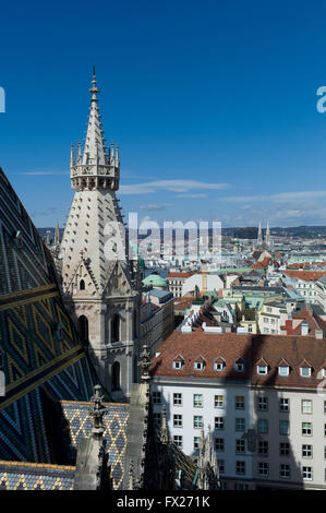 La vista dalla cima della torre del Duomo di Santo Stefano a Vienna Foto Stock