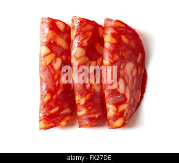 Tagliate a fette il salame chorizo isolati su sfondo bianco, vista dall'alto Foto Stock