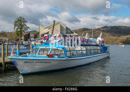 Miss Cumbria, passeggero imbarcazione da diporto on Windermere nel Parco nazionale del Lake District Cumbria, Inghilterra, ormeggiata a Bowness Foto Stock