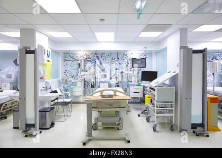 Un letto di ospedale su un vuoto di reparto privato nel Regno Unito. Foto Stock