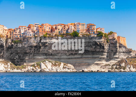 Colorate case di soggiorno sulla costa rocciosa di Bonifacio, montuosa isola del Mediterraneo Corsica, Corse-du-Sud, Francia Foto Stock