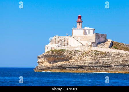 Madonetta torre faro sulla roccia costiere. Entrata al porto di Bonifacio, Francia. Montano Mediterraneo Corsica Foto Stock