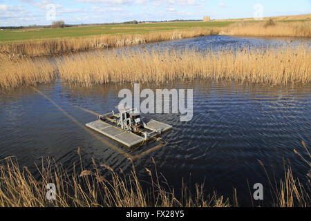 Pompa acqua per impianto di irrigazione galleggianti in piscina, Bawdsey, Suffolk, Inghilterra, Regno Unito Foto Stock