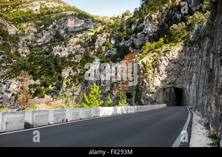 Strada lungo un serbatoio Ulldecona Foto Stock