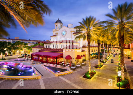 WEST PALM BEACH, FLORIDA - Aprile 3, 2016: il teatro e la piazza a CityPlace in West Palm Beach, Florida, Stati Uniti d'America. Foto Stock