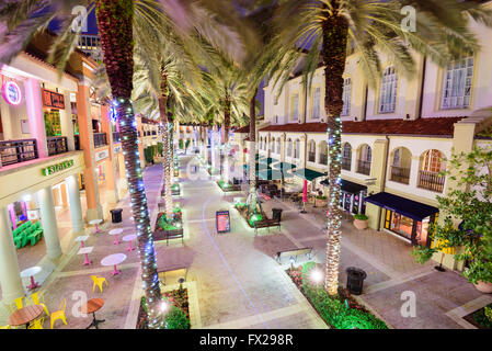 WEST PALM BEACH, FLORIDA - Aprile 3, 2016: palme CityPlace linea di notte. L'utilizzo misto per lo sviluppo è stato terminato nel 2000. Foto Stock