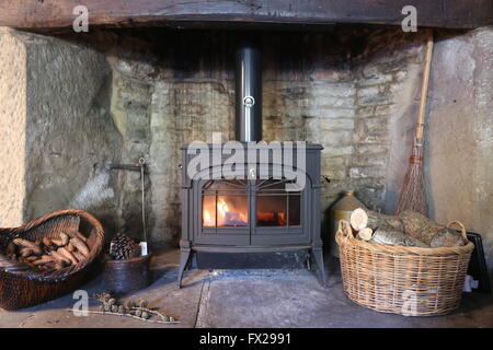 Stufa a legna nel camino inglenook Foto Stock