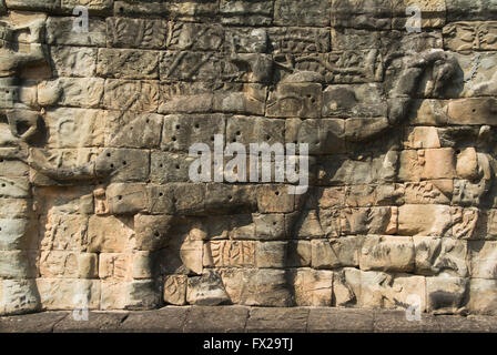 La facciata decorata con gli elefanti e i loro piloti, Terrazza degli elefanti, Angkor Thom, Siem Reap, Cambogia Foto Stock