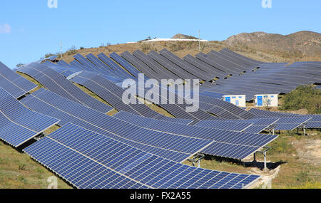 Array di pannelli solari su una luminosa giornata di sole, Sierra Alhamilla, vicino a Nijar, Almeria, Spagna Foto Stock