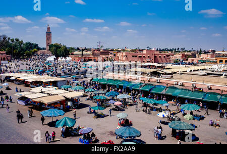 Vista generale della piazza Jemaa el Fna - la piazza principale del mercato nella vecchia Marrakech, Marocco, Africa del Nord Foto Stock