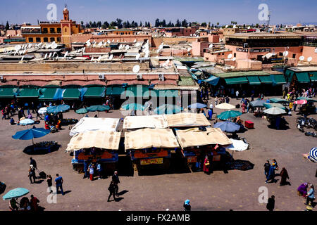 Vista generale della piazza Jemaa el Fna - la piazza principale del mercato nella vecchia Marrakech, Marocco, Africa del Nord Foto Stock