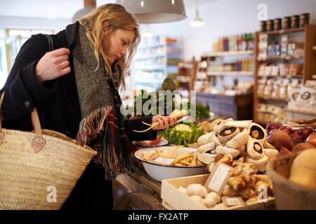 Donna Shopping per Prodotti Biologici di Delicatessen Foto Stock