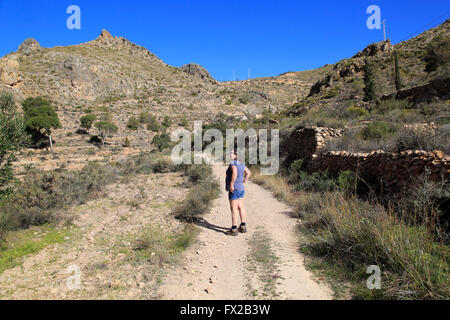 Donna che cammina in Sierra Alhamilla montagne, Nijar Almeria, Spagna Foto Stock