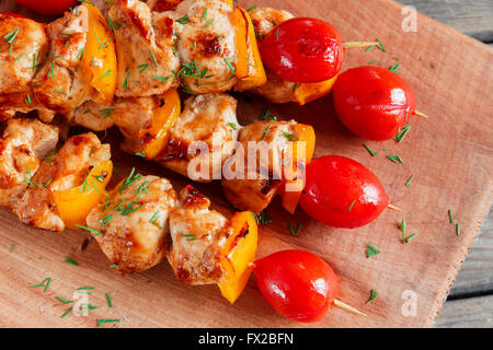 Pollo shish kebab con pepe pomodoro spiedino di legno Foto Stock