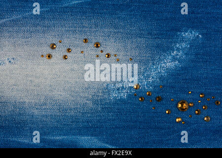 La texture del moderno jeans con strass, come sfondo Foto Stock