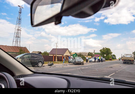 L'incidente sulla strada. La vista dalla finestra auto Foto Stock