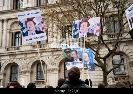 Dimostranti di Whitehall, London, England Regno Unito il 9 aprile 2016 chiamata per il Primo Ministro David Cameron a dimettersi . Foto Stock