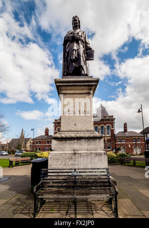 Statua di Sir Isaac Newton, St Peter's Hill, Grantham, Lincolnshire, Regno Unito. Foto Stock