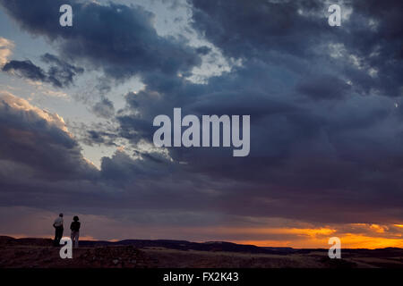 Giovane guardando il tramonto a de Serón Nájima, Soria. Castilla y León. Spagna Foto Stock