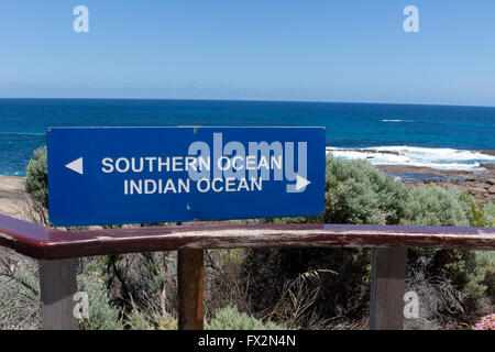 Marcatura di segno dove l'Oceano Indiano incontra l'Oceano del Sud a Cape Leeuwin, Australia occidentale Foto Stock