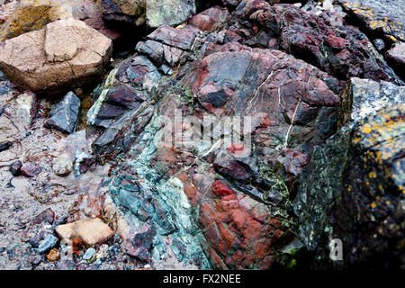 Rari affioramenti di roccia a serpentina sulla spiaggia di Kynance Cove sulla penisola di Lizard, Cornwall, Regno Unito Foto Stock