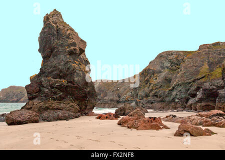 Rari affioramenti di roccia a serpentina sulla spiaggia di Kynance Cove sulla penisola di Lizard, Cornwall, Regno Unito Foto Stock