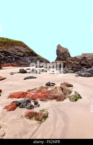 Rari affioramenti di roccia a serpentina sulla spiaggia di Kynance Cove sulla penisola di Lizard, Cornwall, Regno Unito Foto Stock