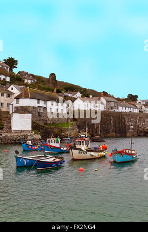 Colorate barche da pesca nel porto di Coverack sulla penisola di Lizard, Cornwall, Regno Unito Foto Stock