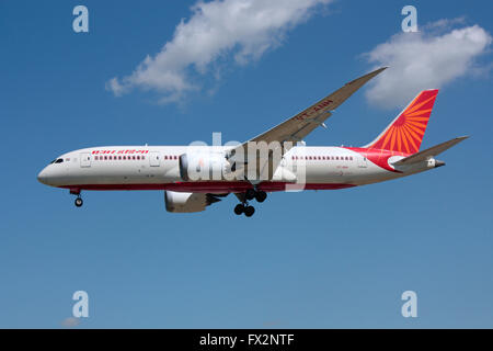 Air India Boeing 787 Dreamliner long haul piano a getto sulla rotta di avvicinamento Foto Stock