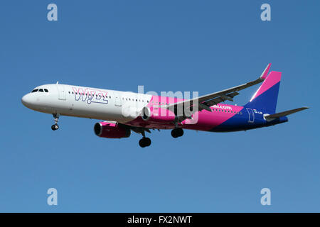 Economia viaggio aereo. Wizz Air Airbus A321 jet del passeggero aereo sulla visualizzazione di approccio della compagnia aerea livrea rivisto Foto Stock