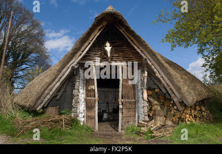 La ricreazione del case rotonde,piroga e dolce via dell'età del ferro,Lago di Glastonbury village,somerset, Regno Unito. Foto Stock