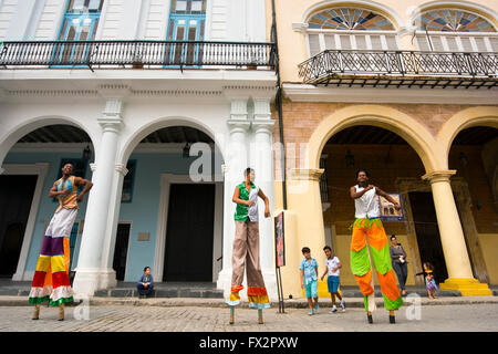 Ritratto orizzontale di trampolieri eseguire una routine di danza a l'Avana, Cuba. Foto Stock